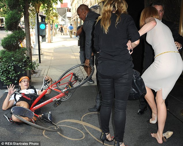 Egy túlbuzgó fotós elütötte kerékpárjával Nicole Kidmant 