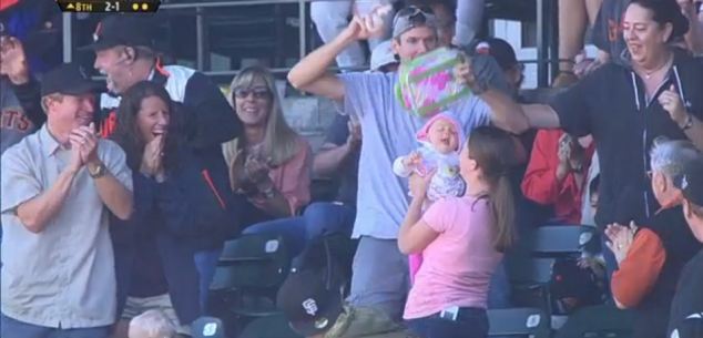 Videó! Az apuka elkapta a labdát a meccsen, de majdnem leejtette a kisbabát