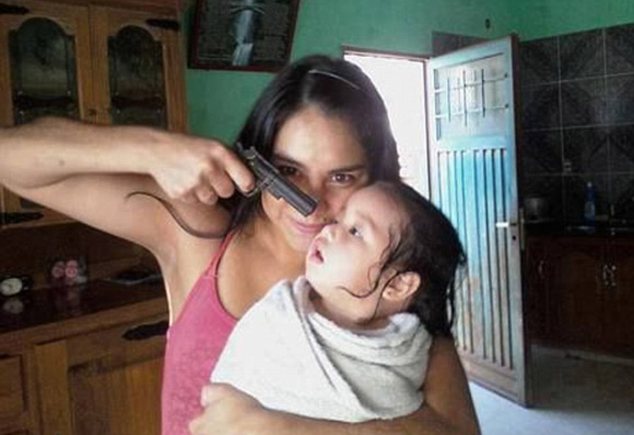 Borzalmas fotó! Fegyvert fogott a kétévesre az őrült nő