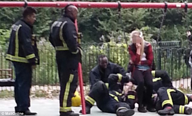A hintába ragadt tinédzser lány kiszabadítására 3 tűzoltóautó érkezett 