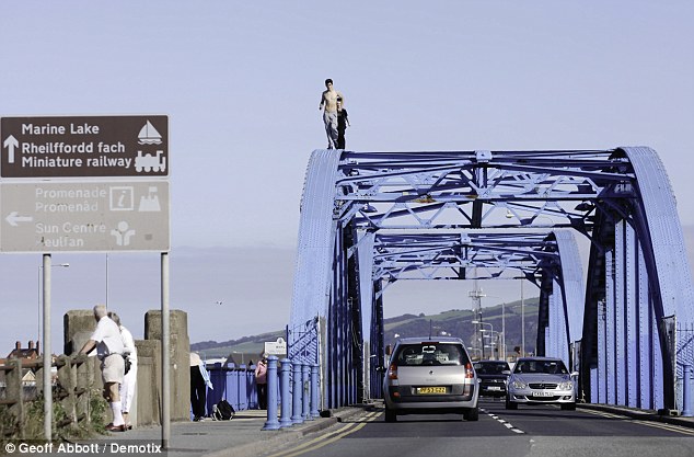 Életüket kockáztatták a hídon átfutó tinédzserek