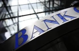 Az árfolyamgátat üdvözli, az ingyenes készpénzfelvételt kifogásolja a Bankszövetség