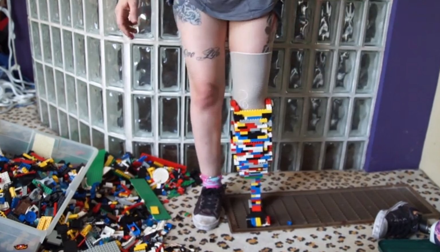 Legóból épített magának műlábat egy lány - videó
