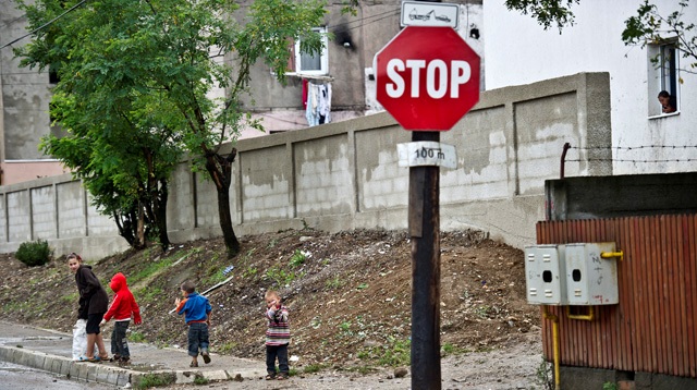 Román jogerős ítélet: diszkriminál a nagybányai nyomornegyedet körülvevő fal