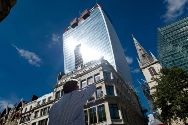 Autókat olvaszt meg a napfényt visszaverő felhőkarcoló Londonban - fotók és videó