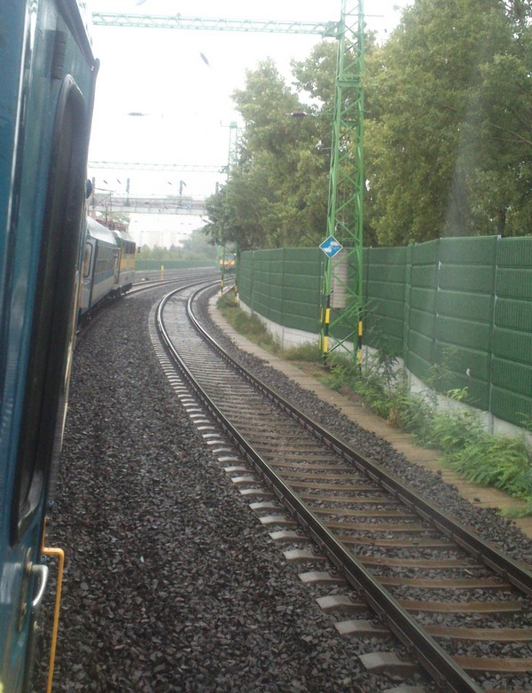Egymással szemben, száz méterre állt meg két vonat Kelenföldnél  - olvasói fotóval