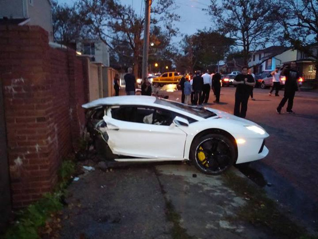Ütközéstől ketté szakadt egy Lamborghini Aventador sportkocsi - képekkel