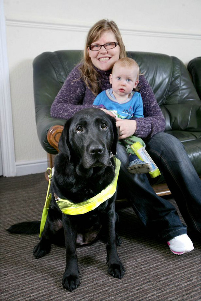 Vakvezető kutya mentette meg a baba életét