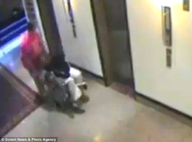 A recepción kért tolószékben, a szállodai személyzet előtt vitte fel a drogtól eszméletlen lányt és megerőszakolta - videó