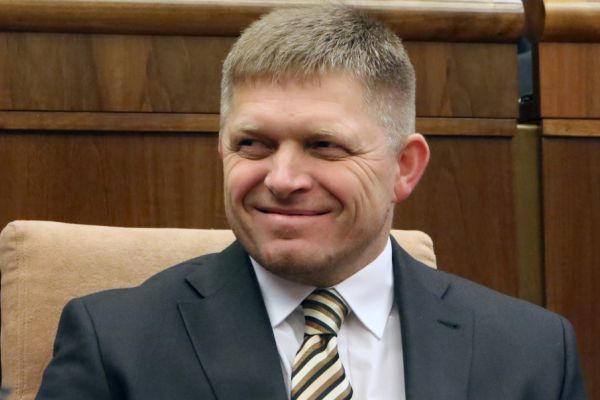Elutasította a pozsonyi törvényhozás a kormányfő visszahívására tett javaslatot