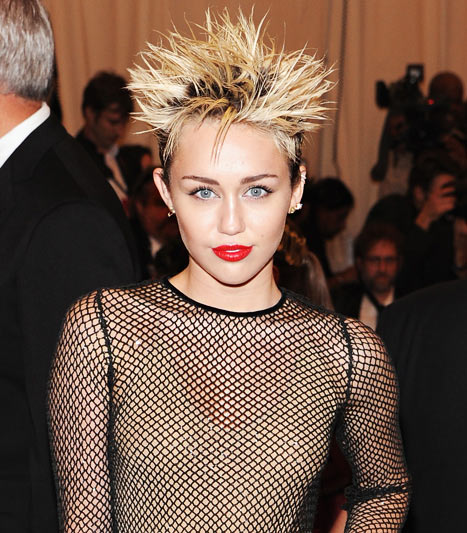 Miley Cyrus bukott egy Vogue-címlapot sokat vitatott VMA-fellépése miatt