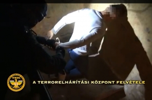 Prostikat zsaroltak helypénz fizetés miatt - a TEK lecsapott (videóval)