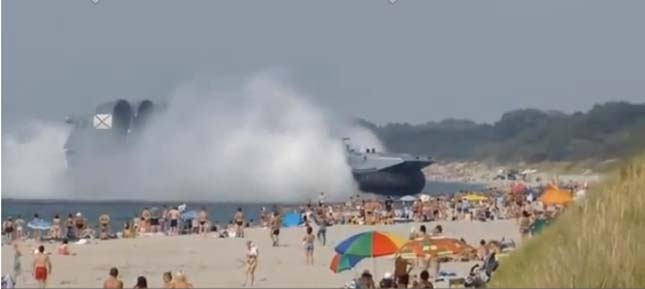Strandolók között kötött ki a légpárnás orosz hadihajó - videó
