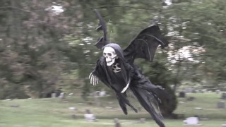 Repülő kaszás sokkolta az embereket! – videó