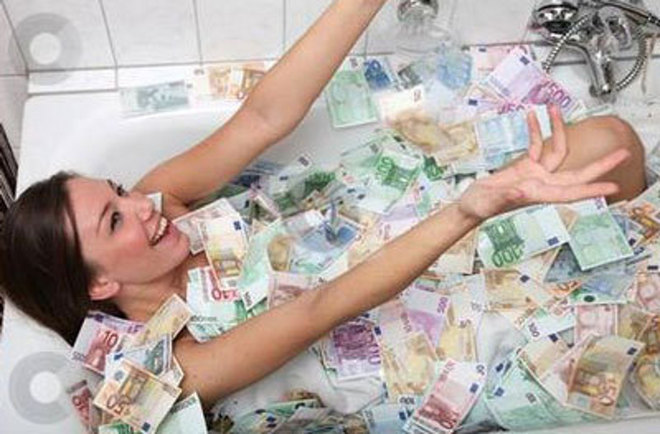 Saját anyját buktatta le a lány egy fotóval, amelyen egy kád pénzben fürdik