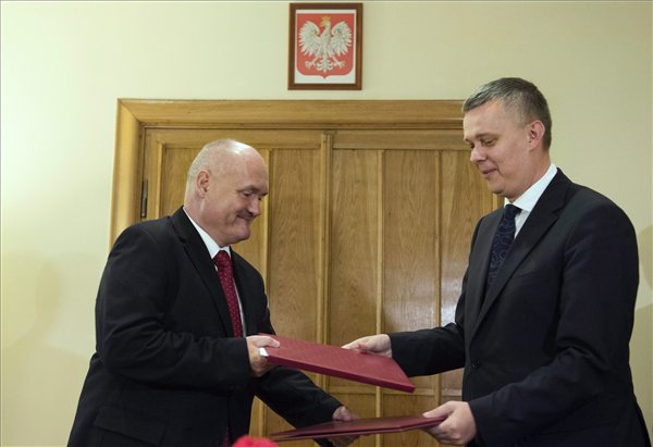 Hende Csaba katonai megállapodásokat írt alá Varsóban