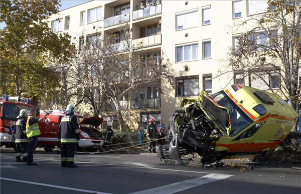 Mentőautó és személygépkocsi ütközött Szolnokon, hatan megsérültek