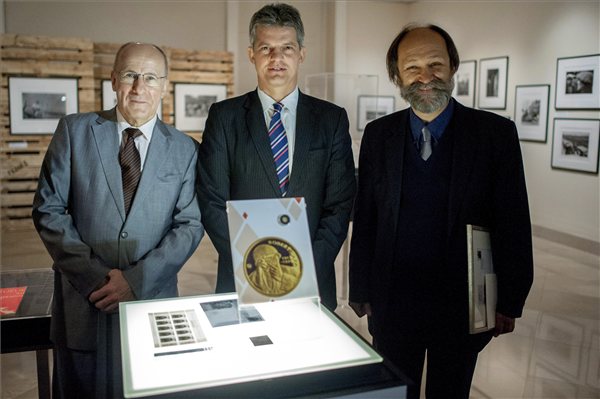 Robert Capa emlékére készített érmét és bélyeget mutattak be