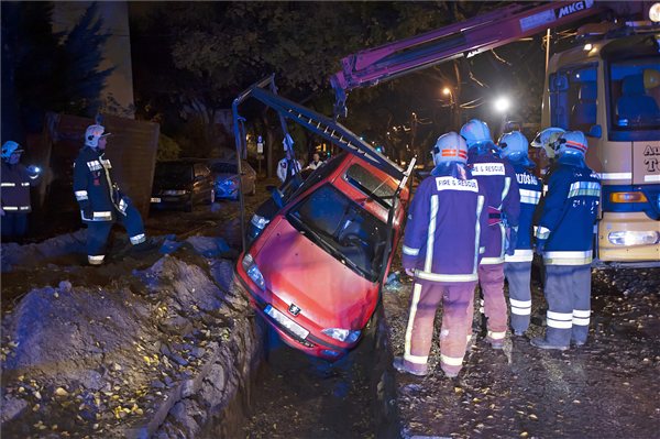 Munkagödörbe esett két autó Budapesten
