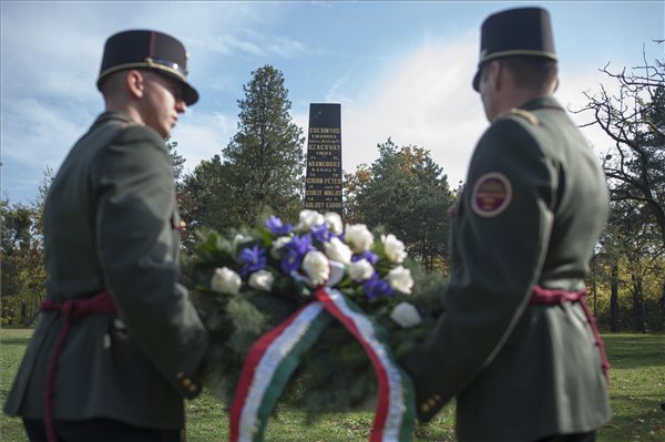 Az Országgyűlés jegyzői megkoszorúzták Szacsvay Imre síremlékét