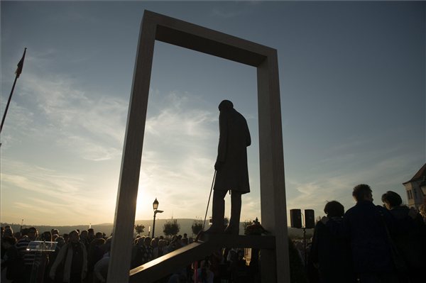 Szobrot állítottak Bethlen Istvánnak Budapesten