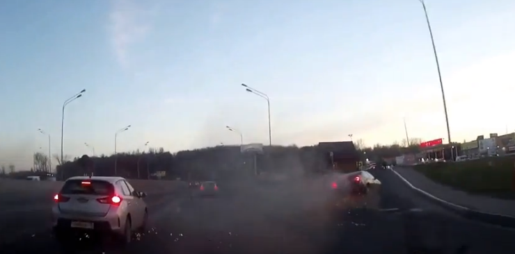 Nagysebességgel a betonfalnak ütközött az autópályán - videó