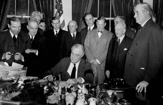 Roosevelt a hadüzenetet aláírja