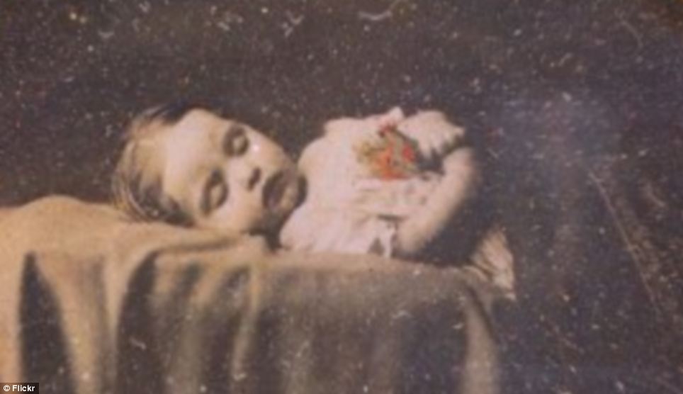 Bizarr képek! A viktoriánus korban halottaikkal együtt fotózkodtak a családok