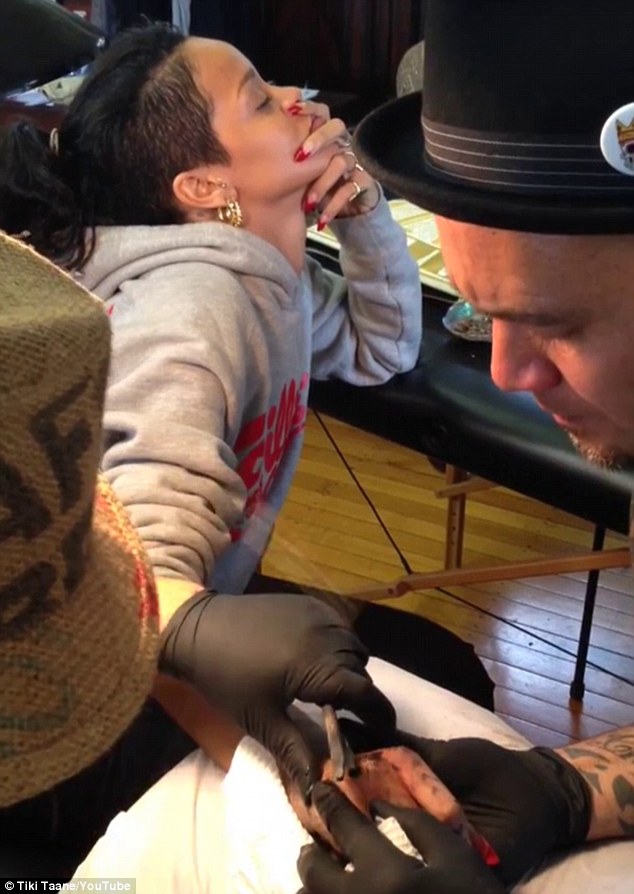 Rihanna hagyományos maori tetoválást csináltatott kalapáccsal - videó!  