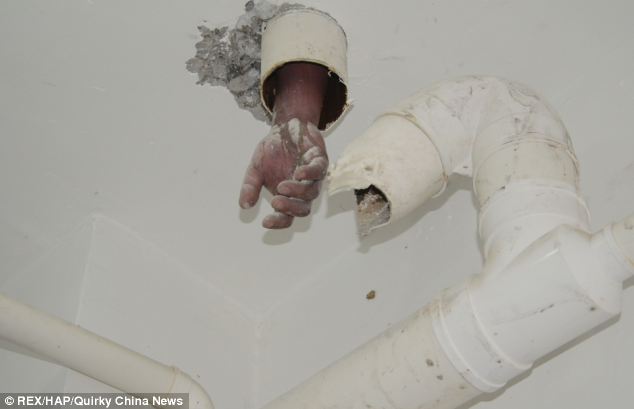 A kínai férfi keze beragadt a WC-be, ahogy próbálta kihalászni jegygyűrűjét  