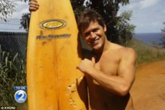 Legyőzte a szörfös a rátámadó tigriscápát! - videó