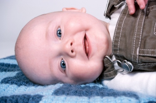 Kutatás: szemkontaktus és simogatás fejleszti a baba társas képességeit