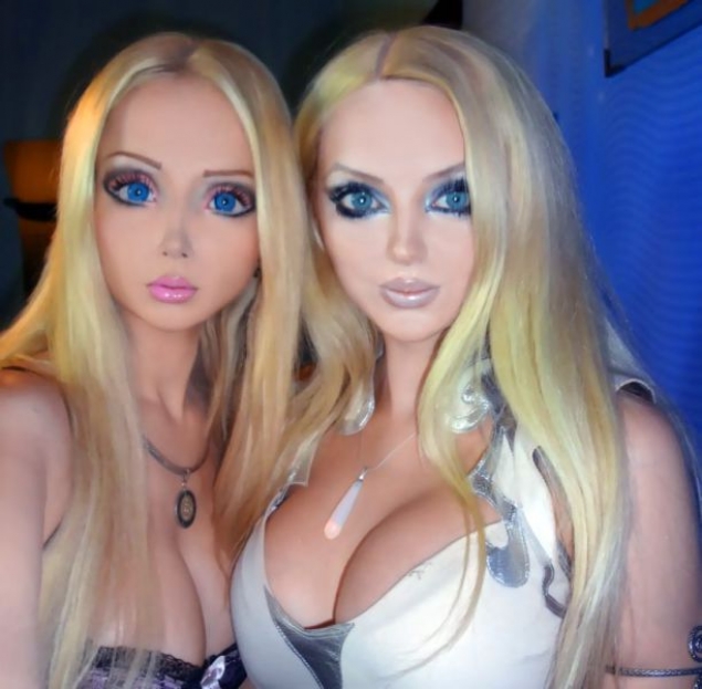 Az élő Barbie és ikertestvére a neten tarol!