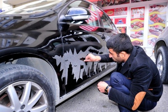 Videó! Koszos autókból elképesztő művészet