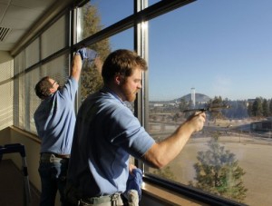 employees-washing-the-windows-at-final-touch-500x379