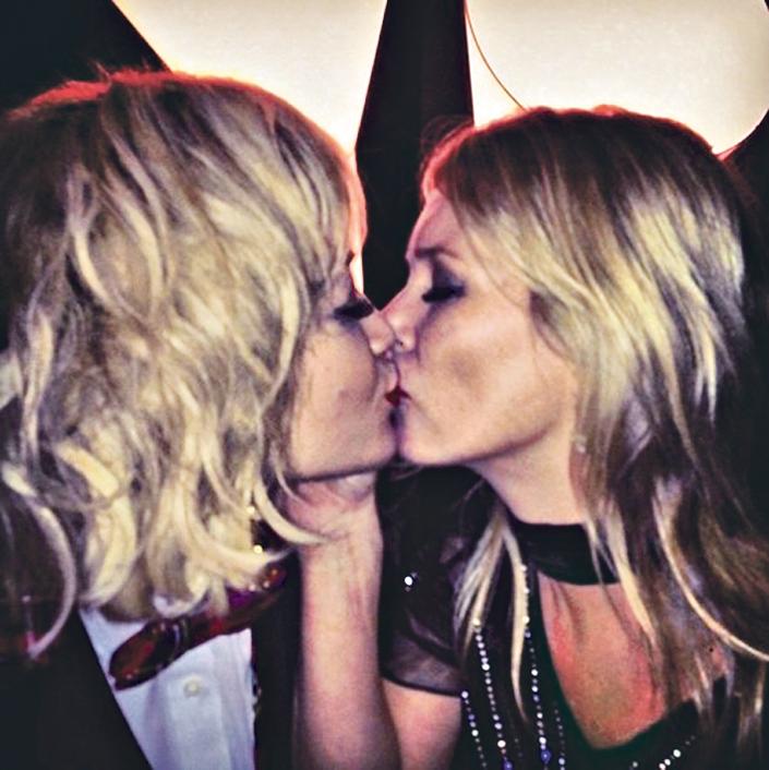Kate Moss barátnőjével csókolózott!