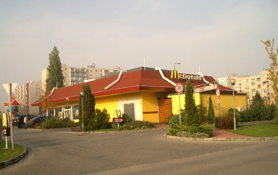 Rejtély a székesfehérvári McDonald's-ban - 53 embert vizsgáltak a mentősök