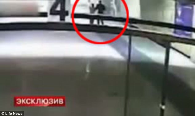 Oroszország: a lőtéren véletlenül fejbe lőtte a 12 éves fiú a férfit - videó