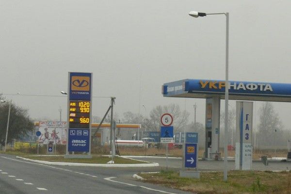 Jelentősen drágulhat jövőre Ukrajnában a benzin