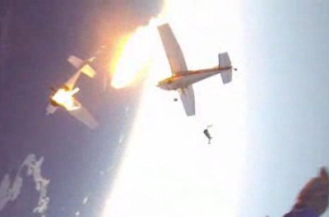Félelmetes képsorok! Ejtőernyősök fejkamerája vette fel a két gép ütközését a légibemutatón - fotók, videó