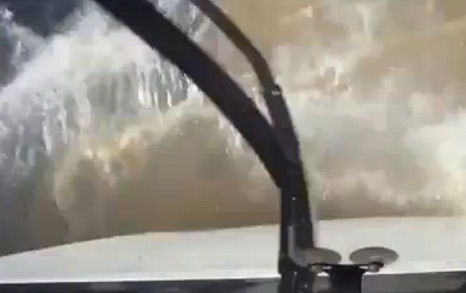 Hidegvér! Pánik nélkül viselték, hogy belezuhantak a folyóba a kocsival – videó