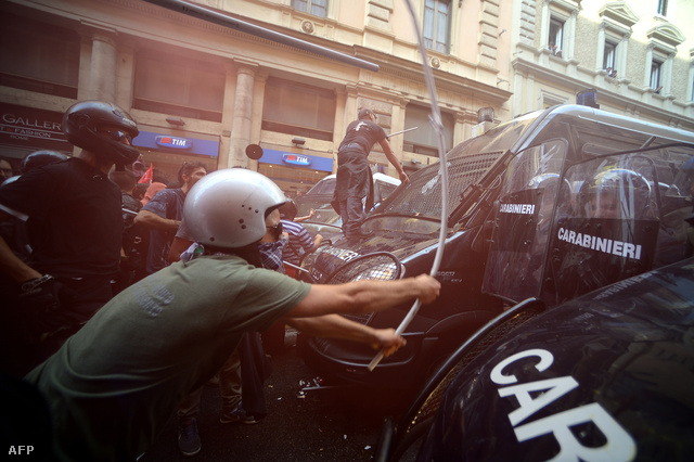 Rendőrökre támadtak a kilakoltatás ellen tüntetők