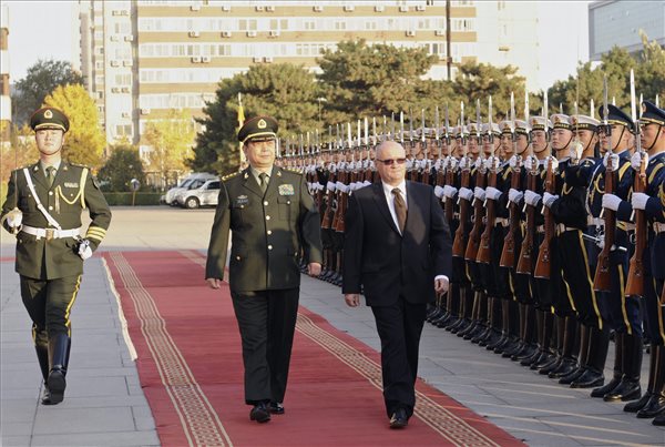 A magyar-kínai védelmi együttműködés szorosabbra fűzéséről tárgyalt Hende Csaba Kínában