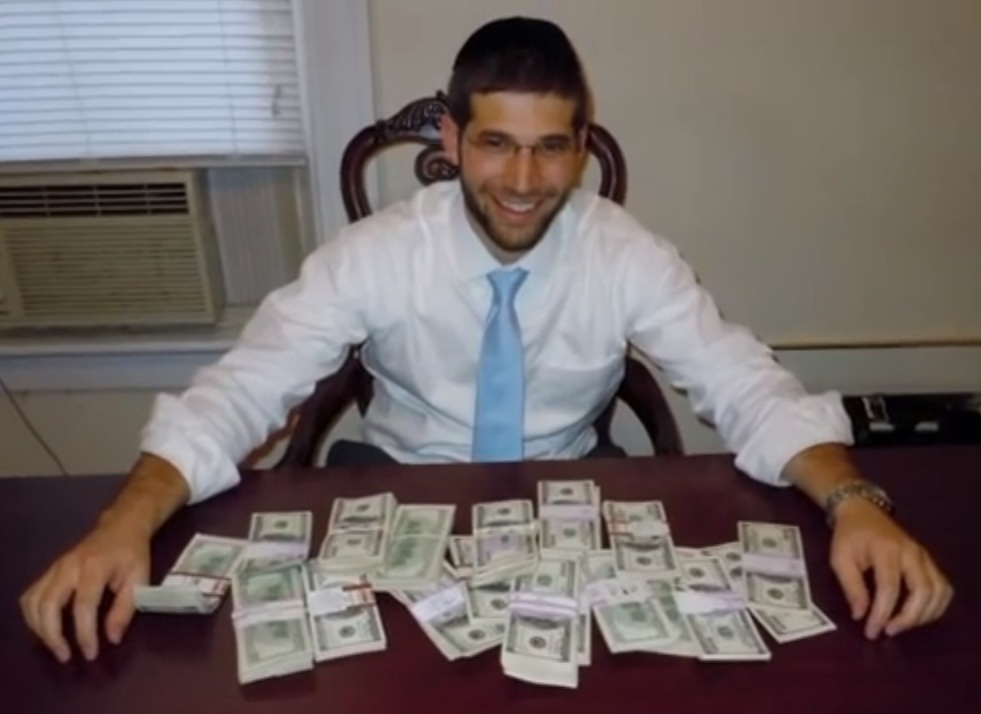 100 ezer dollárt talált egy antik íróasztalban – videó