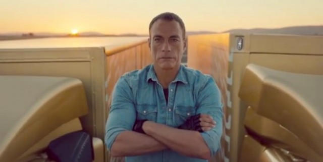 Van Damme lélegzetelállító alakítása egy kamionreklámban! – videó