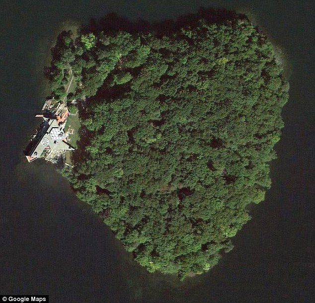 Angelina Jolie szív alakú szigetet vett Brad Pitt szülinapjára