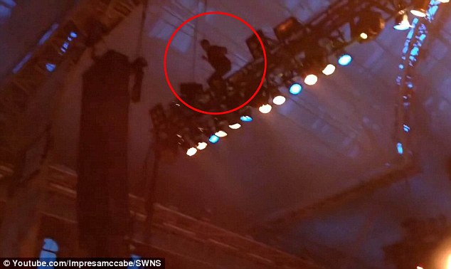 A rapper 10 méteres magasságból ugrott a tömegbe, ami közben szétszéledt - videó!  