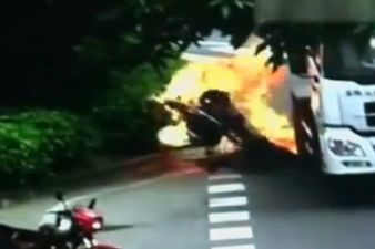 Tűzgolyóként lángolt a motoros, de élve megúszta! - sokkoló videó