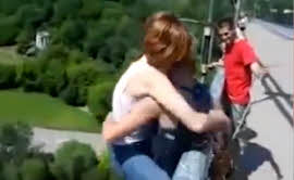 Szerelmébe kapaszkodva bungee-jumpingolt egy lány! - videó