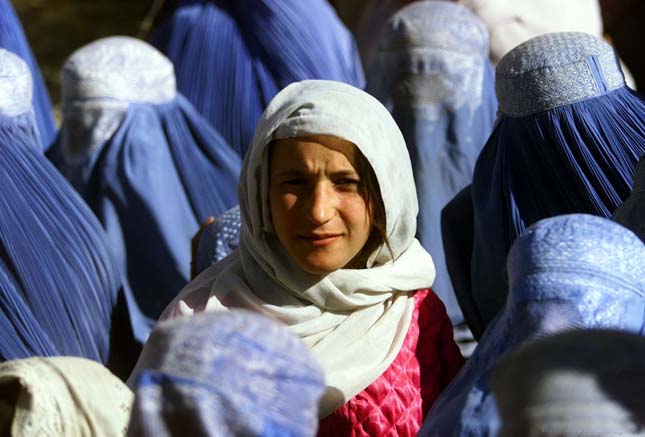 kabuli nő arcát mutatja